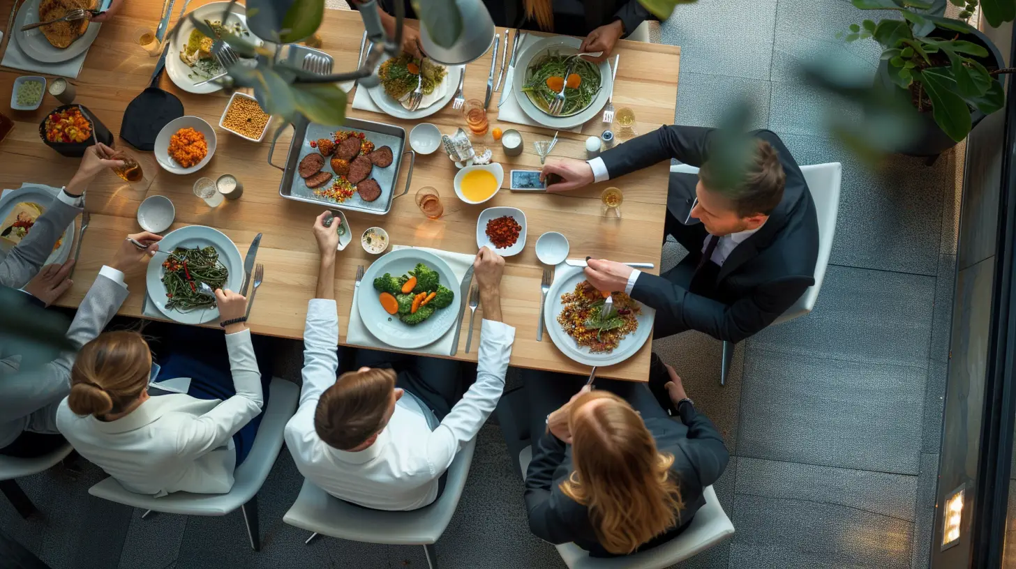 Uśmiechnięte kobiety na spotkaniu pracowniczym, jedzące posiłek w restauracji.