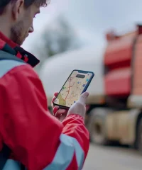 2.Monitoring GPS pracowników a prawo pracy w 2024 roku kierowca-ciezarowki-monitorowanie-gps-mapa